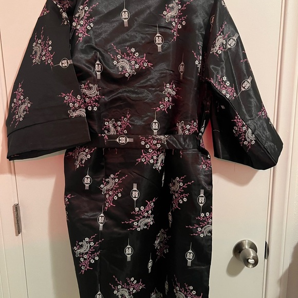 Reversible Silk Robe - Picture 5 of 9